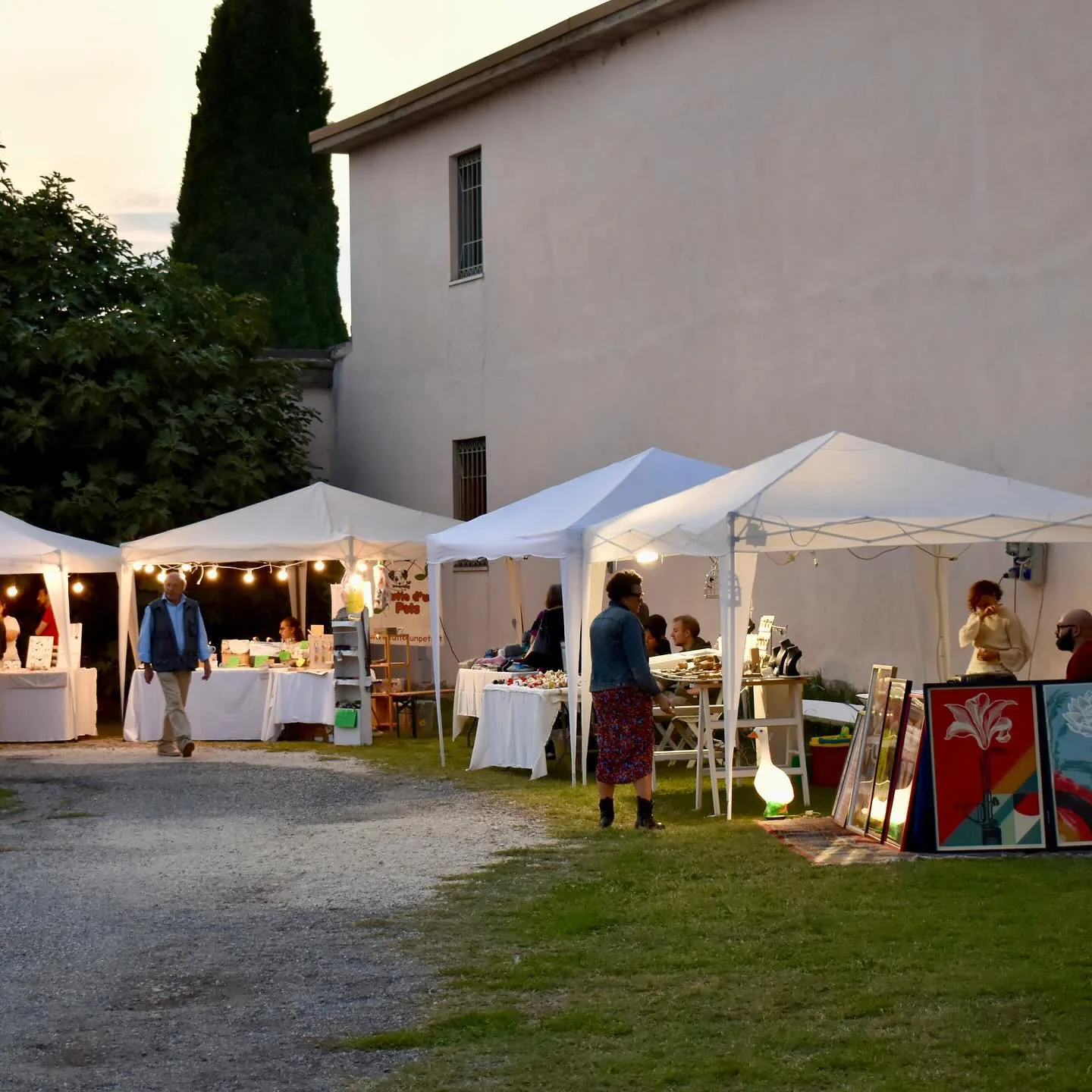 Le bancarelle del mercatino della Staffe al tramonto