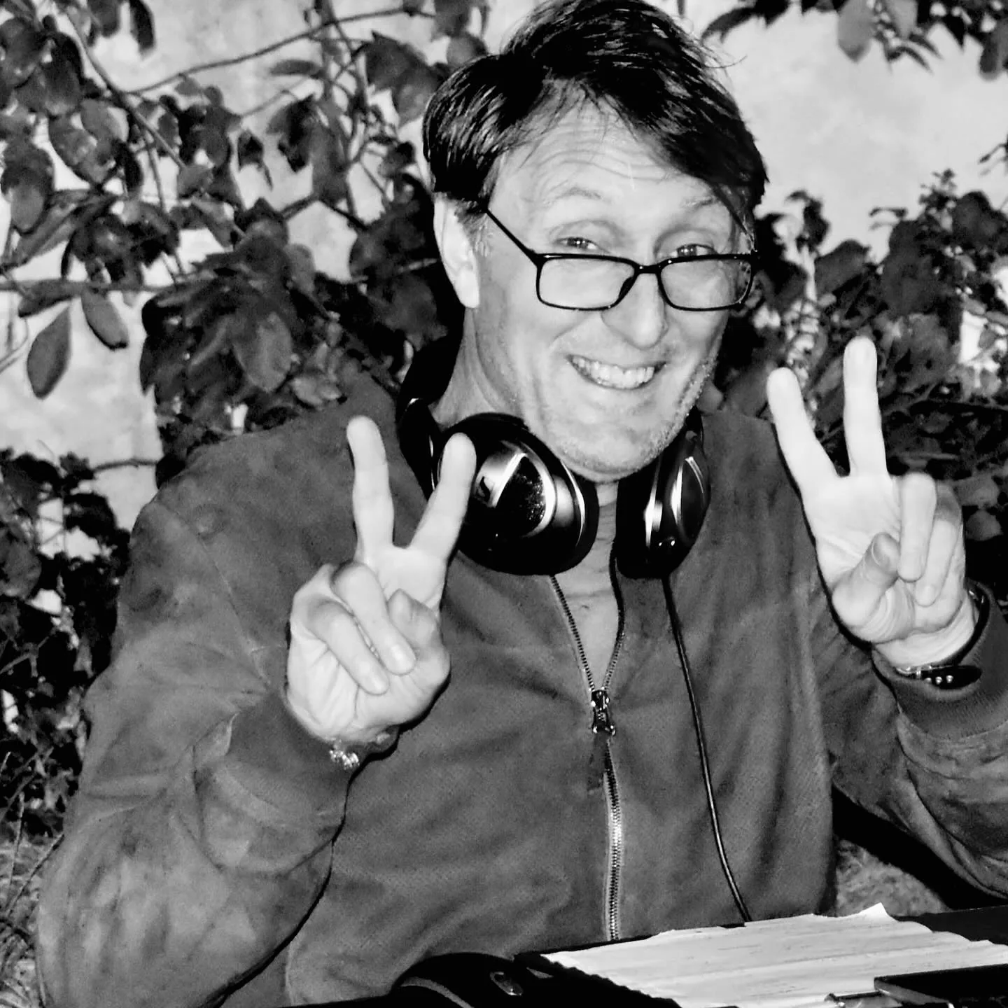 Al banco del DJ set, cuffie al collo