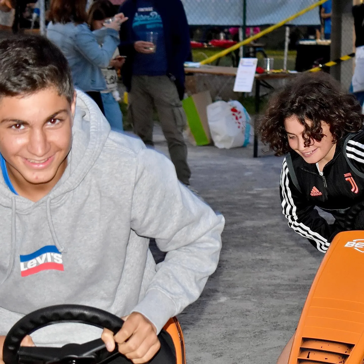 Ragazzi ai go-kart a pedali