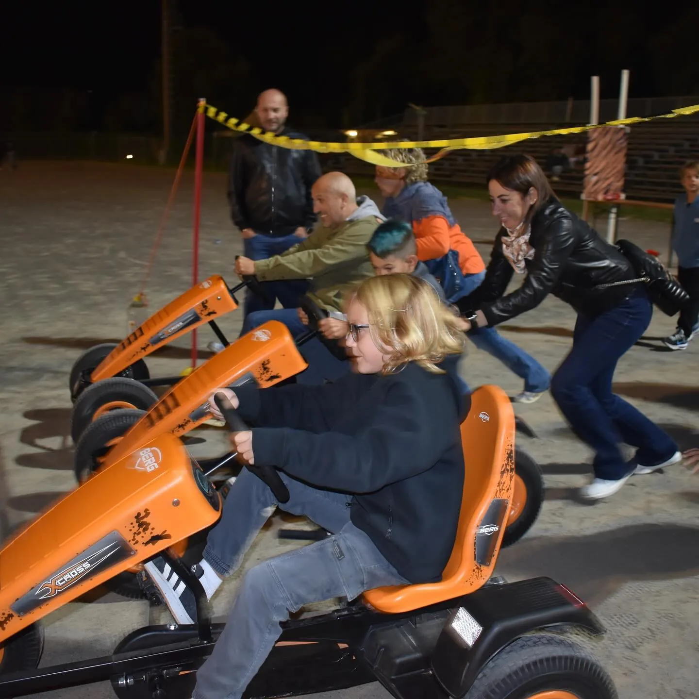 Go-kart in movimento tra la gente