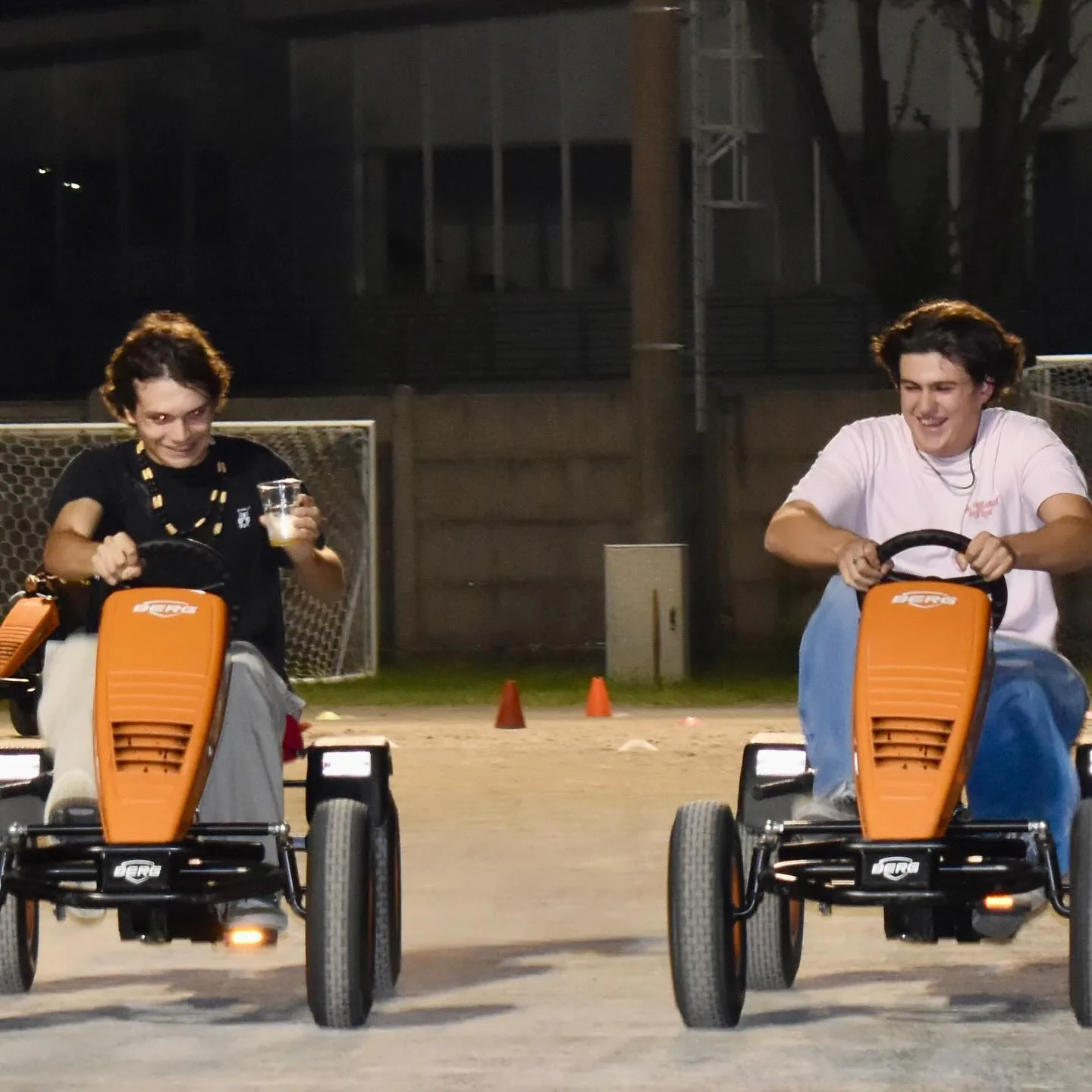 Due go-kart a pedali si sfidano sul campo